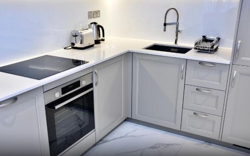 1 Bedroom Deluxe Apartment Near Barclays Bank LON 15 Luxury Bookings