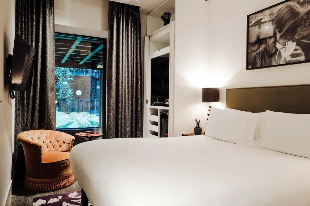 Queen Room Near Playground LON Luxury Bookings