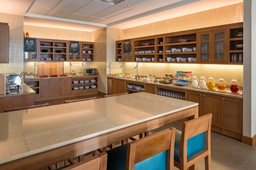 King Room With Sofa Bed Near Illusions Museum HOU 8 Luxury Bookings