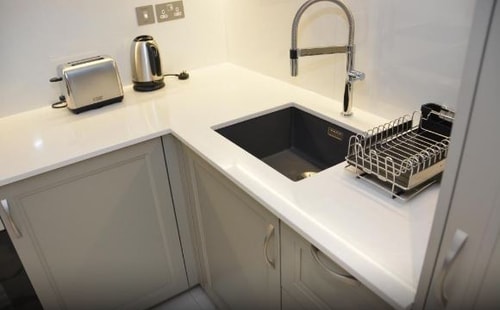 1 Bedroom Deluxe Apartment Near Barclays Bank LON 13 Luxury Bookings
