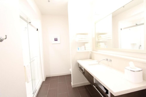 King Room Near A-MAX Auto Insurance DAL 4 Luxury Bookings