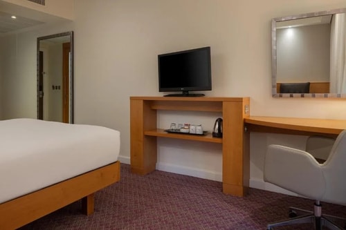 Queen Room Near Ufford Street Gardens LON 4 Luxury Bookings