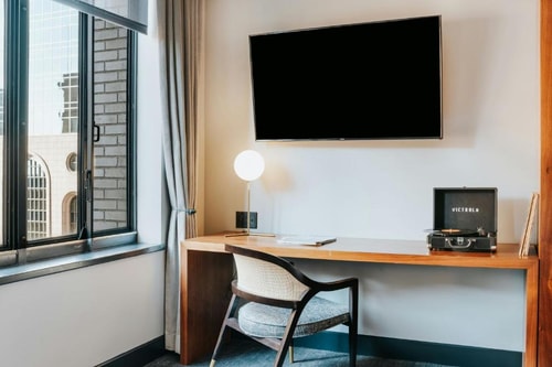 Queen Room Near James W Aston Park DAL 5 Luxury Bookings