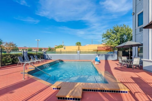 Queen Suite Near JVC Family Medicine HOU 14 Luxury Bookings