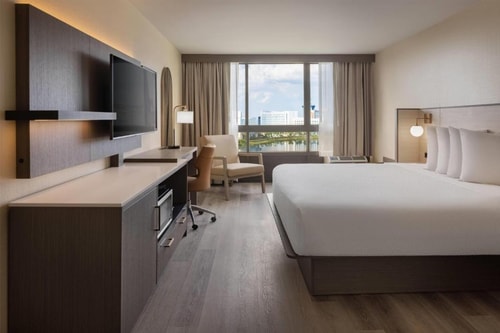 Deluxe King Or Twin Room Near Bargain Planet ORL 0 Luxury Bookings