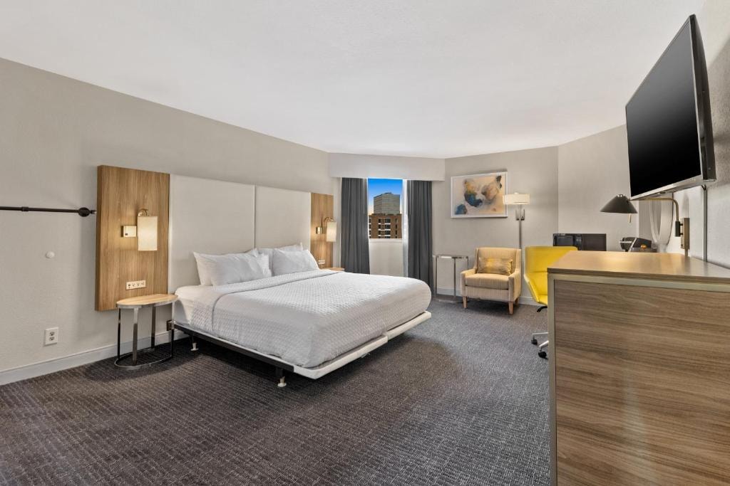 Standard King Or Twin Room Near Levy Park HOU Luxury Bookings