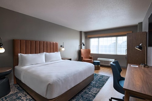Queen Or Twin Room Near Brenda John Duncan HOU Luxury Bookings