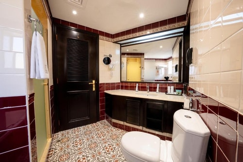 Deluxe King Or Twin Room Near Satwa Roundabout 6 Luxury Bookings