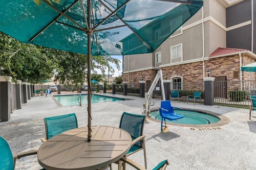 King Room Near Shadowbriar Elementary School HOU 12 Luxury Bookings
