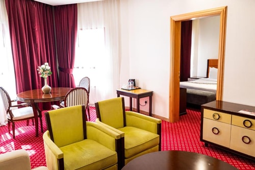Executive Suite Near American School 3 Luxury Bookings