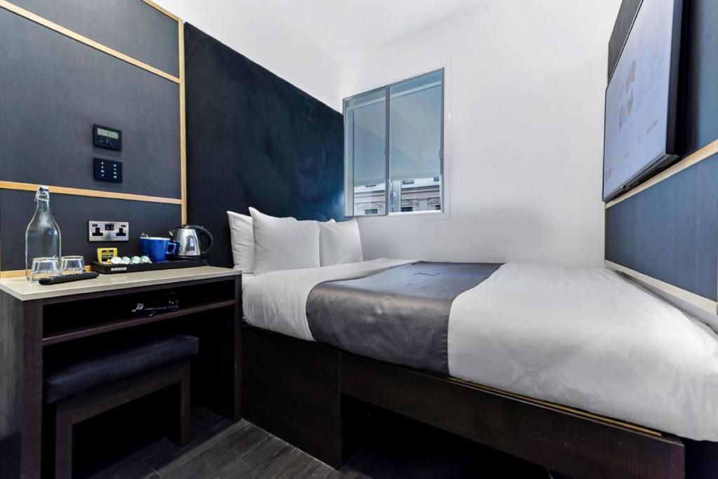 Queen Room Near Victoria Embankment Gardens LON Luxury Bookings