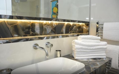 1 Bedroom Deluxe Apartment Near Barclays Bank LON 12 Luxury Bookings