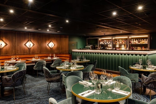 Small Queen Room Near Escape Entertainment LON 13 Luxury Bookings