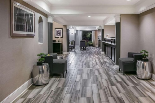 Deluxe Room Near The Charlotte American Bistro DAL 12 Luxury Bookings