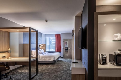 King Suite Near Ambassador House Association DAL 4 Luxury Bookings