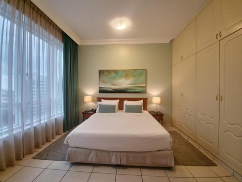 Classic 1 Bedroom Apartment Near Emirates Market 3 Luxury Bookings
