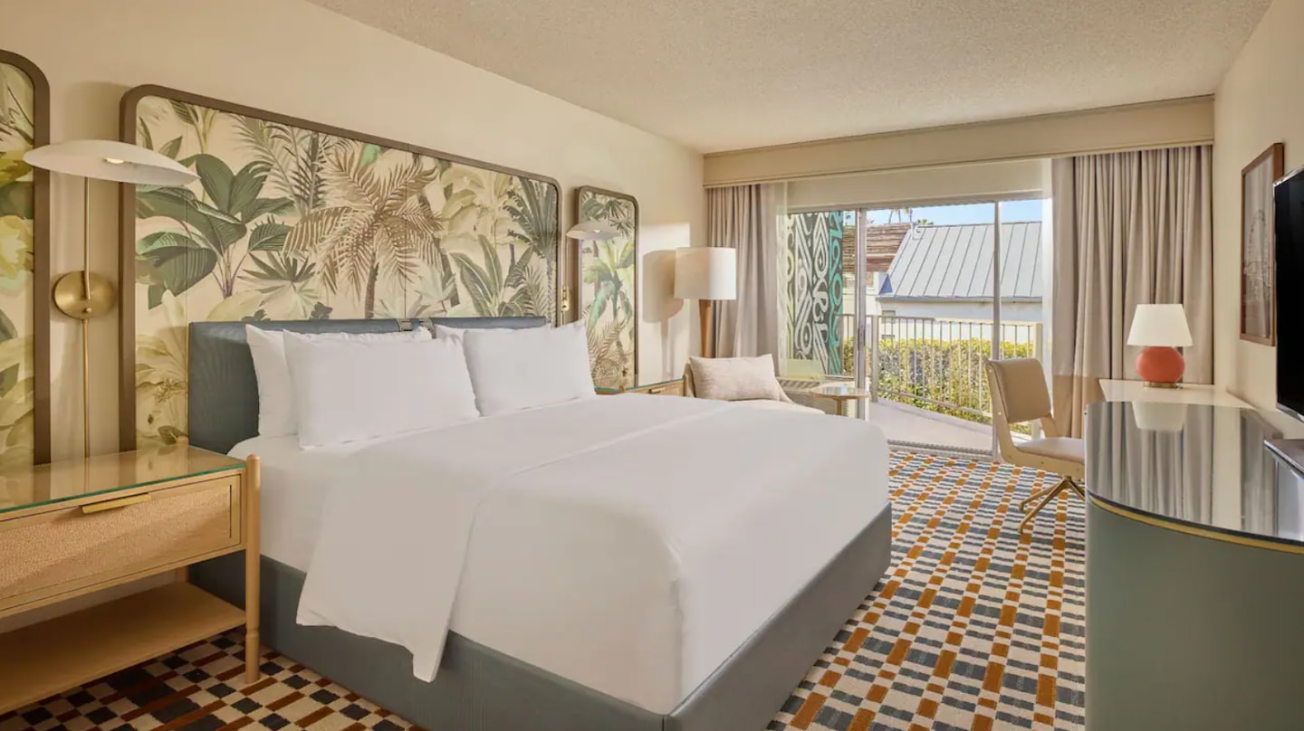 King Room Near Santa Monica High School LA Luxury Bookings
