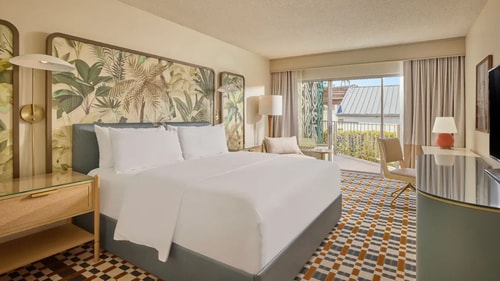 King Room Near Santa Monica High School LA Luxury Bookings