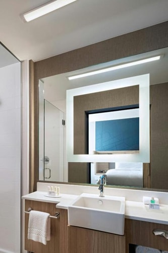 King Suite Near Champions School of Real Estat DAL 6 Luxury Bookings