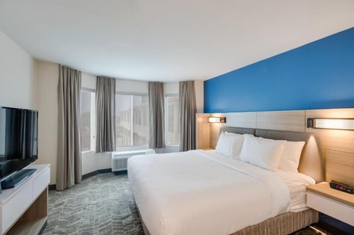 King Suite Near Octapharma Plasma DAL 1 Luxury Bookings