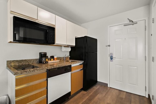 Standard Queen Room Near Sanlando Park ORL 3 Luxury Bookings