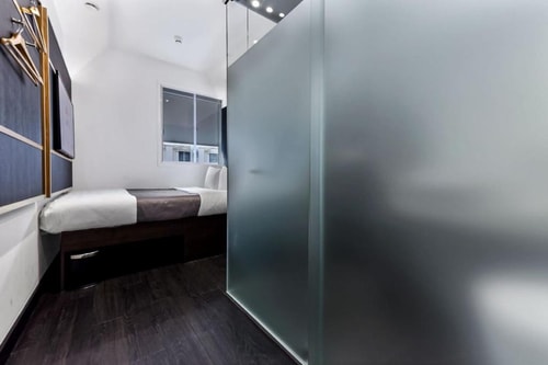 Queen Room Near Victoria Embankment Gardens LON 1 Luxury Bookings