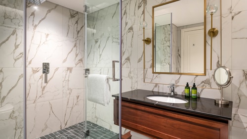 Deluxe Three Bedroom Apartment Near Expo City 8 Luxury Bookings