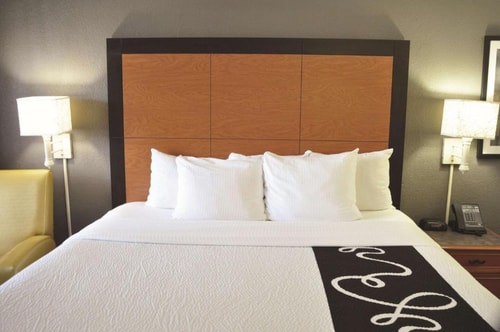 Deluxe Room Near The Charlotte American Bistro DAL 3 Luxury Bookings