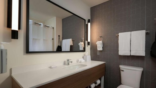 King Room Near Tradesmen International HOU 1 Luxury Bookings