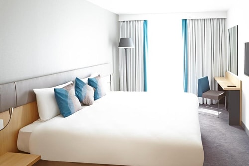 Superior Queen Room Near Chalkhill Park LON 1 Luxury Bookings