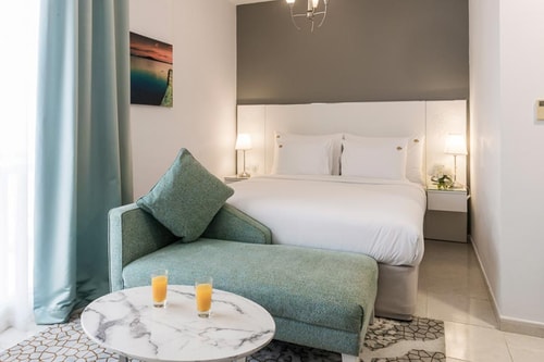 King Studio Near The American Medical Center RAS Luxury Bookings