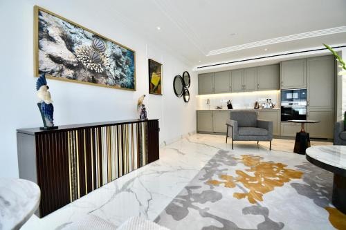 3 Bedroom Deluxe Apartment Near Barclays Bank LON 16 Luxury Bookings
