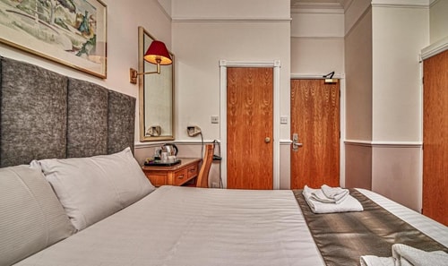 Standard Double Or Twin Room Near Alleyn Court LON 2 Luxury Bookings