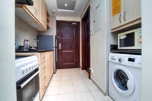 Standard Studio Near The Gardens Metro Dubai 3 Luxury Bookings