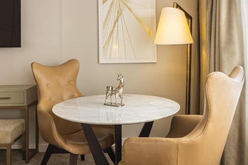 Deluxe King Room Near Main Street Garden Park DAL 5 Luxury Bookings