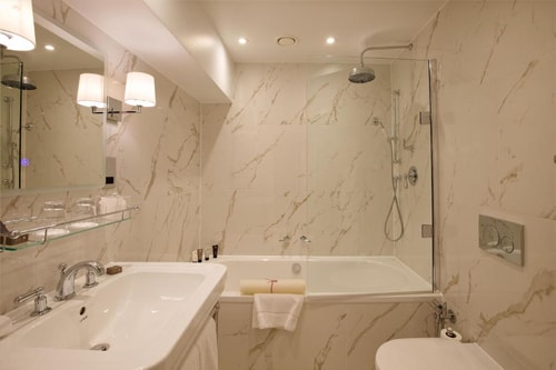 Two Bedroom Apartment Near Walton Estates LON 6 Luxury Bookings