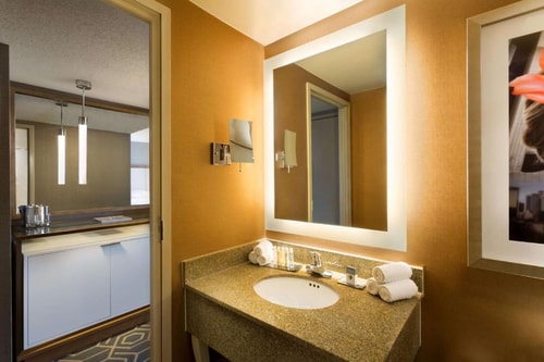 Queen Studio Near White Rhino Coffee The Gild DAL 4 Luxury Bookings