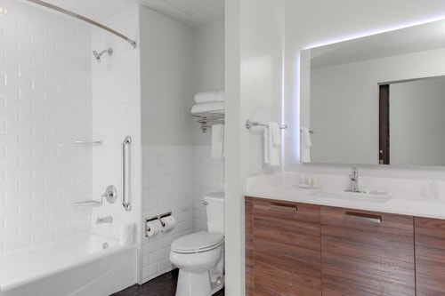 Guest Room Near Priority Emergency Dental Care DAL 2 Luxury Bookings