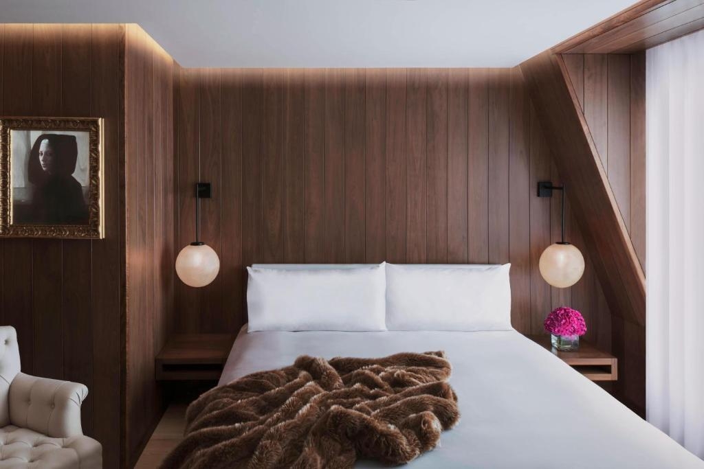 Superior Queen Room Near Biophysical Therapy LON Luxury Bookings