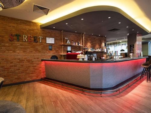 King or Twin Room Near Tesco Bank LON 6 Luxury Bookings