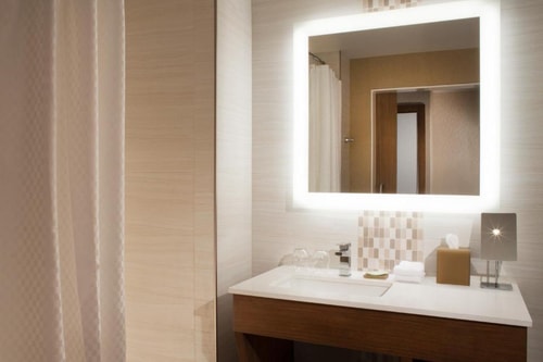 Guest Room Near Speed Burgers and More DAL 3 Luxury Bookings