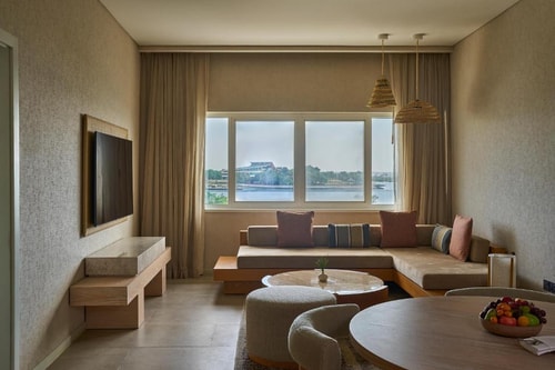 Executive Suite Near Khor Al Maqta Park 2 Luxury Bookings