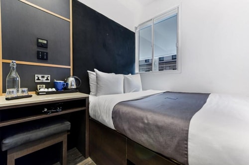 Queen Room Near Victoria Embankment Gardens LON 4 Luxury Bookings