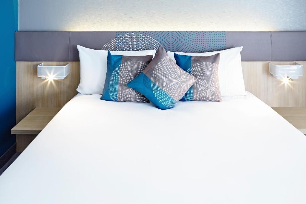 Superior Queen Room Near Chalkhill Park LON Luxury Bookings