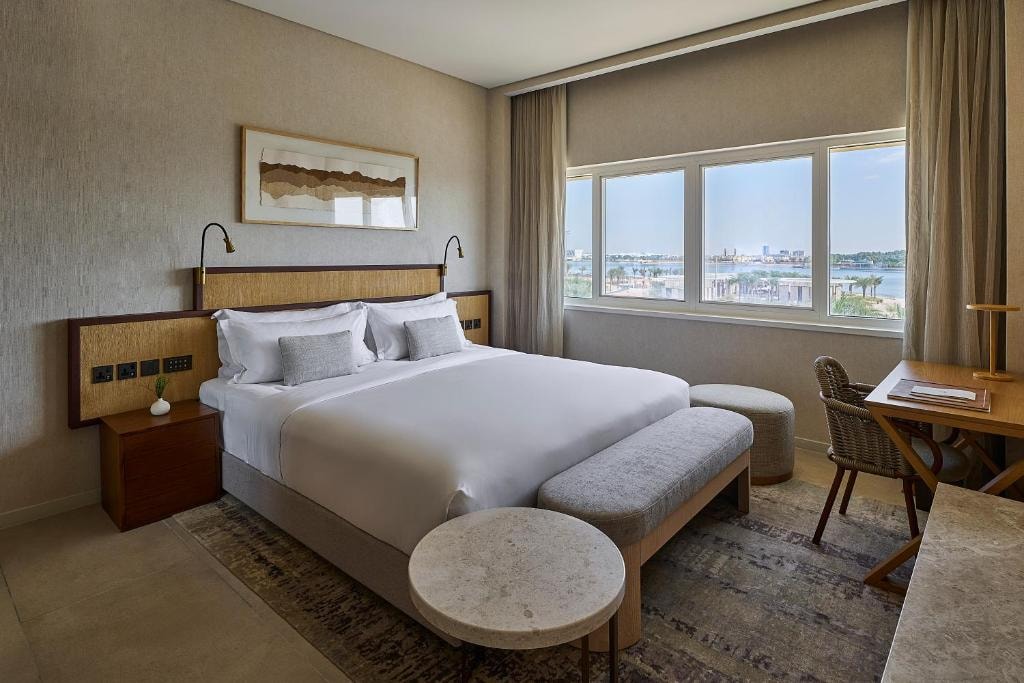 Executive Suite Near Khor Al Maqta Park Luxury Bookings