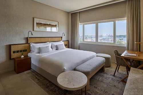 Executive Suite Near Khor Al Maqta Park 0 Luxury Bookings