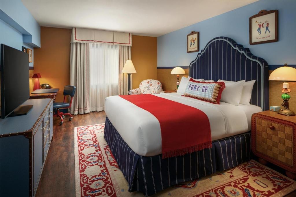 King Room Near Meadows School of the Arts DAL Luxury Bookings