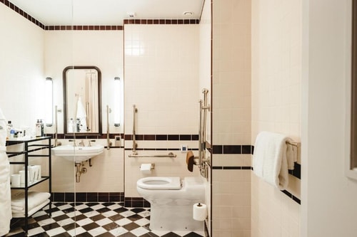 Queen Room Near Browan Solicitors Limited LON 4 Luxury Bookings