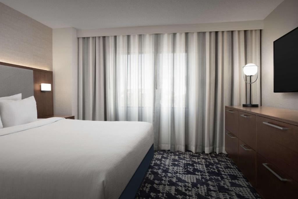 King Suite Near Swiss Watch & Diamond Exchange DAL Luxury Bookings