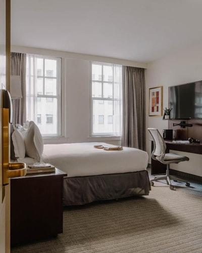 King Room Near Discovery Green in Houston HOU 2 Luxury Bookings
